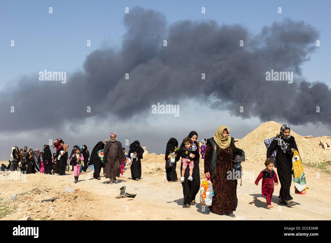 Mosul, Iraq. Il 7 marzo 2017 i civili fuggono dalle loro case vicino al quartiere di Tall ar Rayyan a West Mosul. Credito: Giovane G. Kim Foto Stock