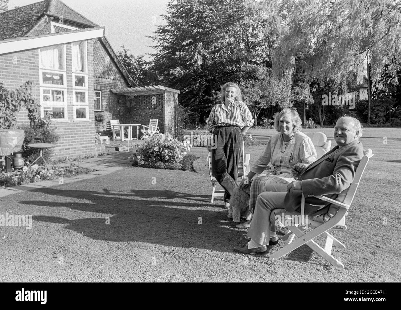 HEMEL HEMPSTEAD - UK 1988: Bill & Jennifer Heeps e Sarah Jane (figlia) posa per la macchina fotografica a casa lì a Longcroft corsia, Hemel Hempstead, UK in Foto Stock