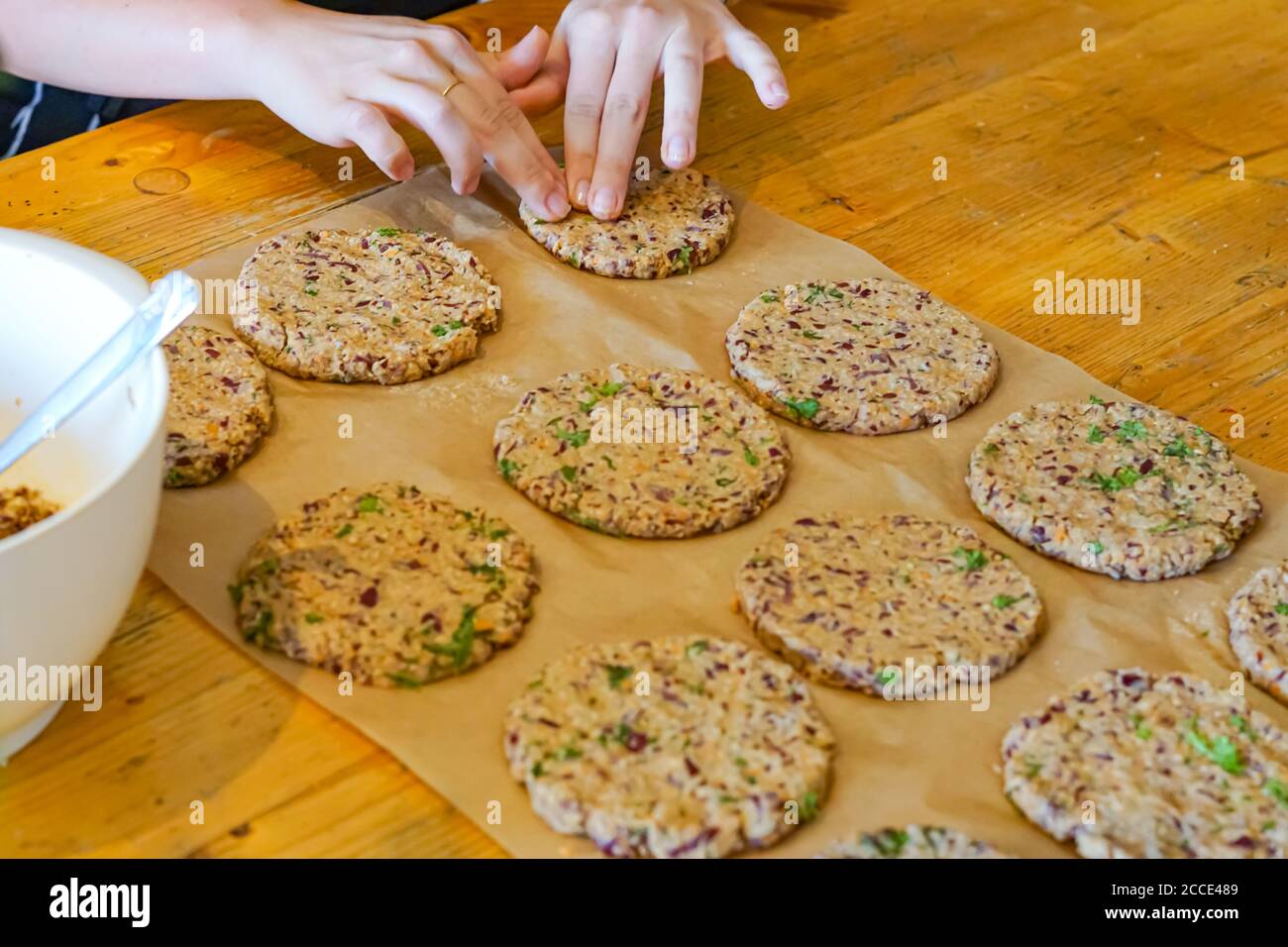 Preparazione delle polpettine Veggie Burger Foto Stock