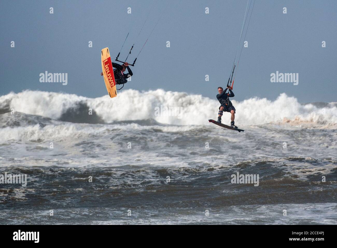 Un kite surfer sfrutta al massimo le condizioni della spiaggia di Bantham nel Devon meridionale, mentre Storm Ellen porta forti venti in tutto il Regno Unito. Foto Stock