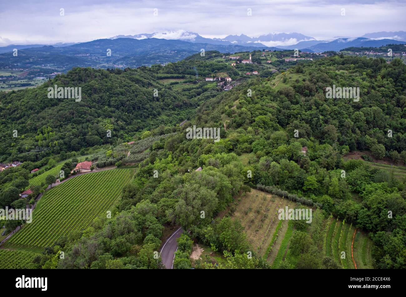 Vista delle colline a nord, dalla cima del castello di Giulietta (Montecchio maggiore Vicenza, Italia) che ha ispirato la tragica storia d'amore raccontata dalla volontà Foto Stock