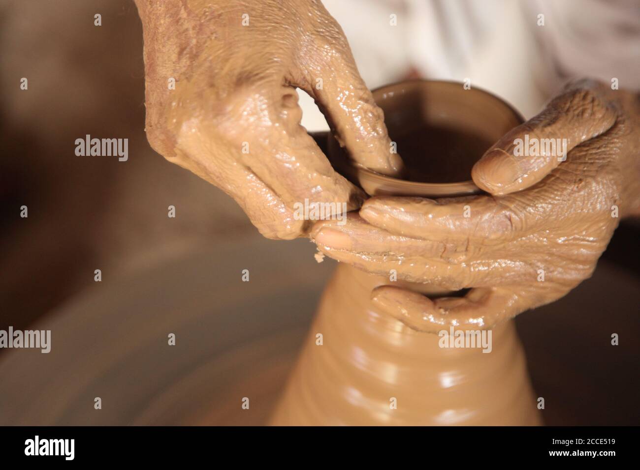 Vasaio di creta, che fa il POT di Clay, vasaio indiano, padrone alla ruota del vasaio di vasaio di creta, produce un vasaio di creta. Primo piano di Pot Making. (© Saji Maramon) Foto Stock