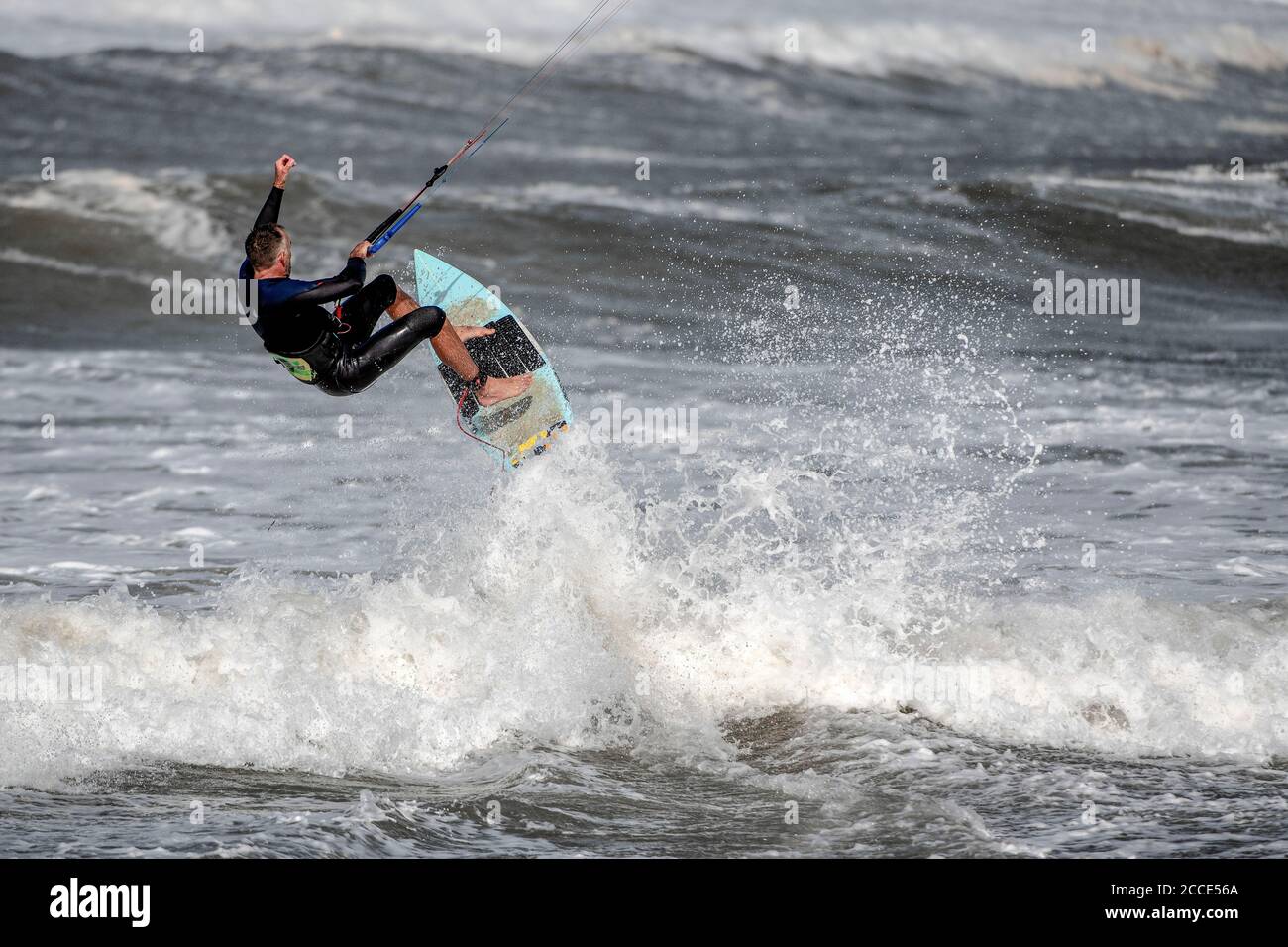 Un kite surfer sfrutta al massimo le condizioni della spiaggia di Bantham nel Devon meridionale, mentre Storm Ellen porta forti venti in tutto il Regno Unito. Foto Stock