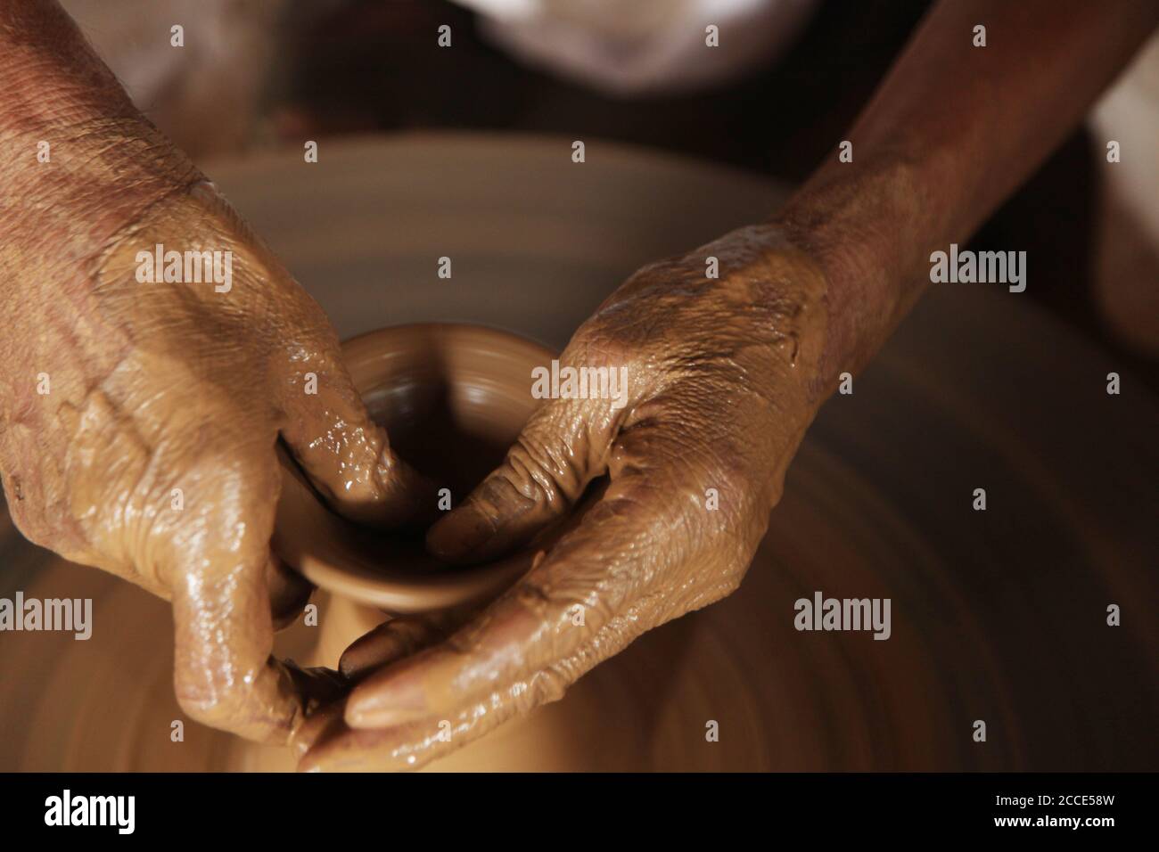 Vasaio di creta, che fa il POT di Clay, vasaio indiano, padrone alla ruota del vasaio di vasaio di creta, produce un vasaio di creta. Primo piano di Pot Making. (© Saji Maramon) Foto Stock