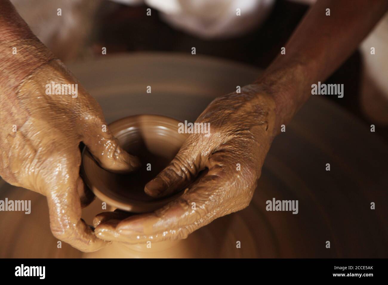 Vasaio di creta, che fa il POT di Clay, vasaio indiano, padrone alla ruota del vasaio di vasaio di creta, produce un vasaio di creta. Primo piano di Pot Making. (© Saji Maramon) Foto Stock