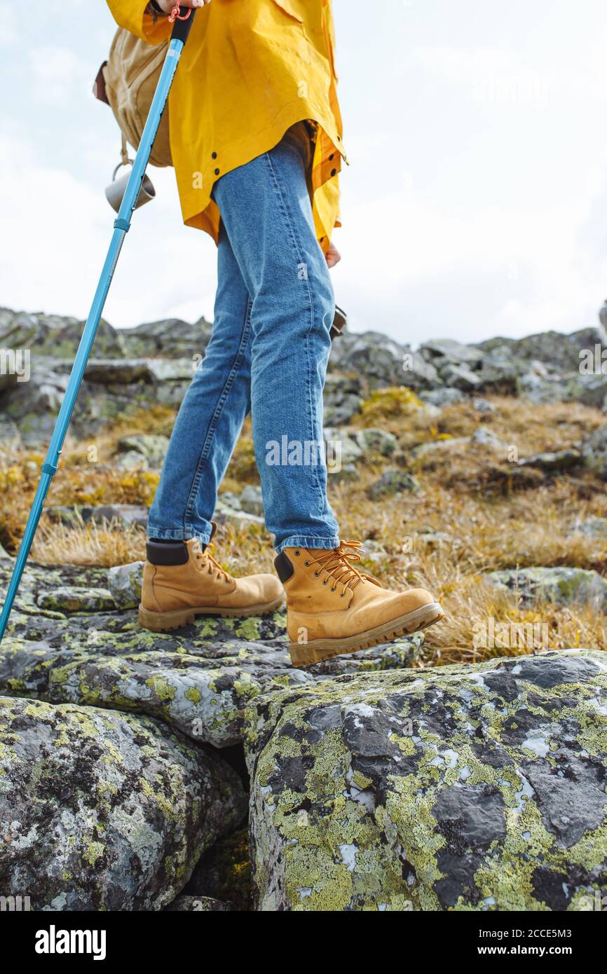 scarpe da uomo che camminano sul sentiero di montagna, sport, vita attiva,  hobby, interesse. primo piano vista laterale ritaglio foto Foto stock -  Alamy