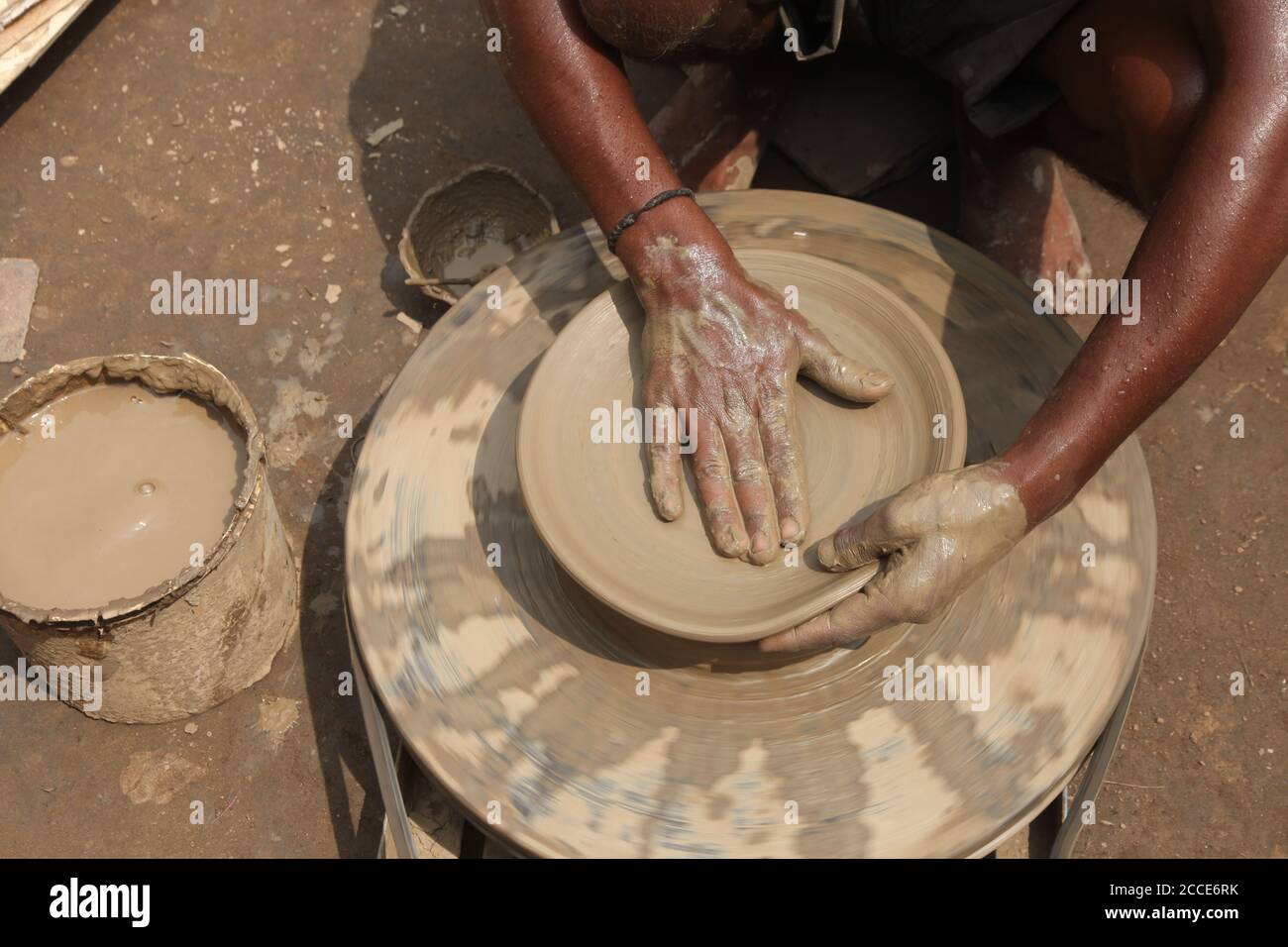 Vasaio di creta, che fa il POT di Clay, vasaio indiano, padrone alla ruota del vasaio di vasaio di creta, produce un vasaio di creta. Primo piano di Pot Making. (© Saji Maramon) Foto Stock