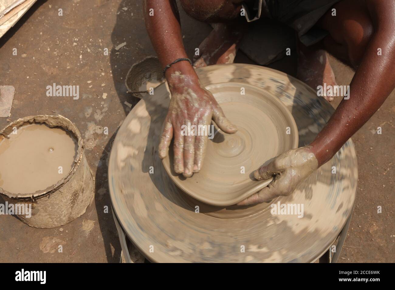 Vasaio di creta, che fa il POT di Clay, vasaio indiano, padrone alla ruota del vasaio di vasaio di creta, produce un vasaio di creta. Primo piano di Pot Making. (© Saji Maramon) Foto Stock