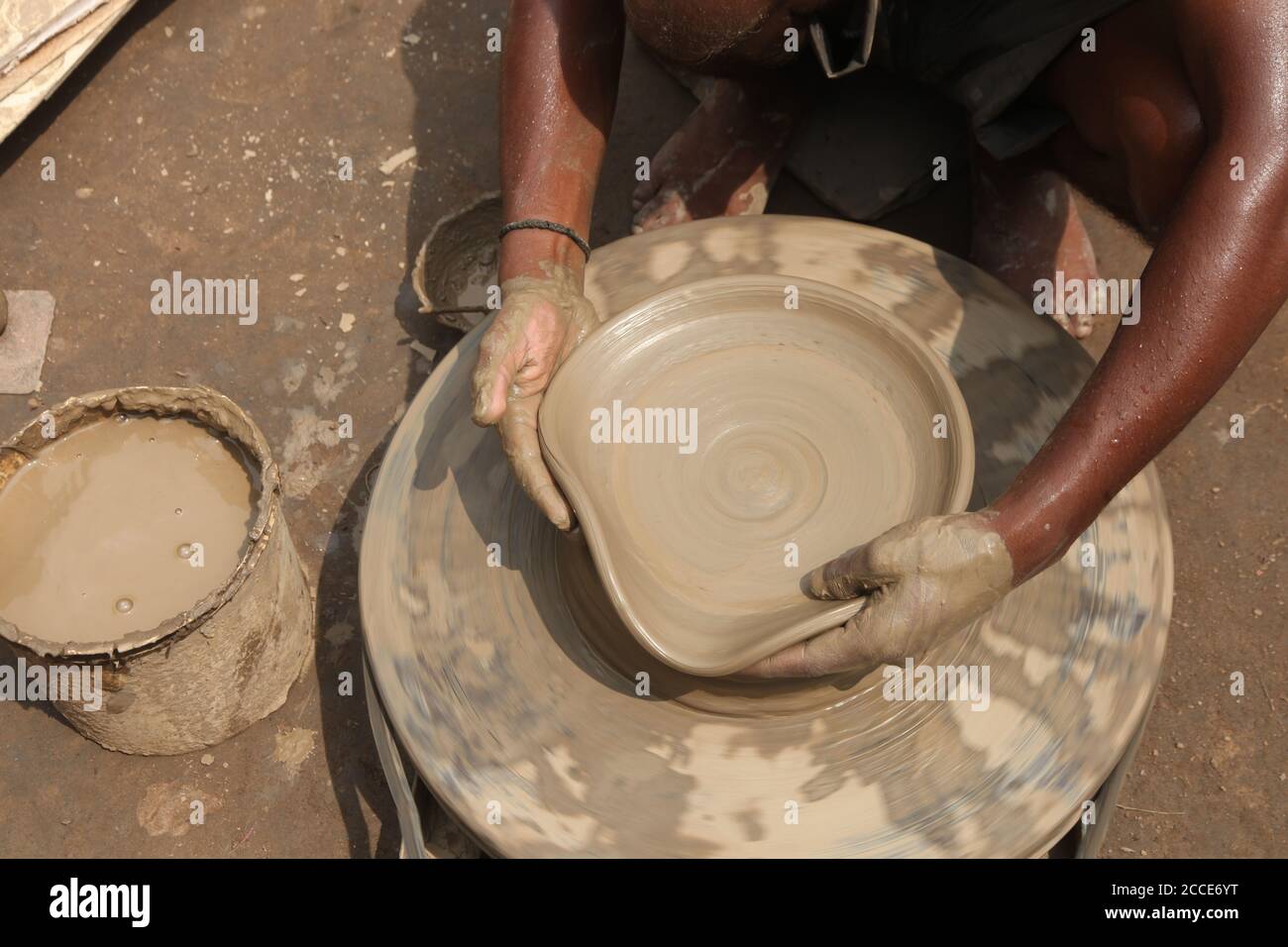 Vasaio di creta, che fa il POT di Clay, vasaio indiano, padrone alla ruota del vasaio di vasaio di creta, produce un vasaio di creta. Primo piano di Pot Making. (© Saji Maramon) Foto Stock