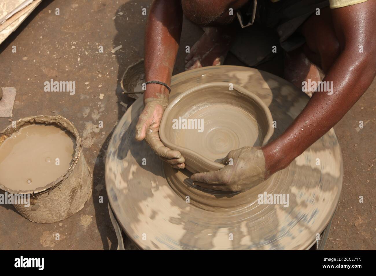 Vasaio di creta, che fa il POT di Clay, vasaio indiano, padrone alla ruota del vasaio di vasaio di creta, produce un vasaio di creta. Primo piano di Pot Making. (© Saji Maramon) Foto Stock