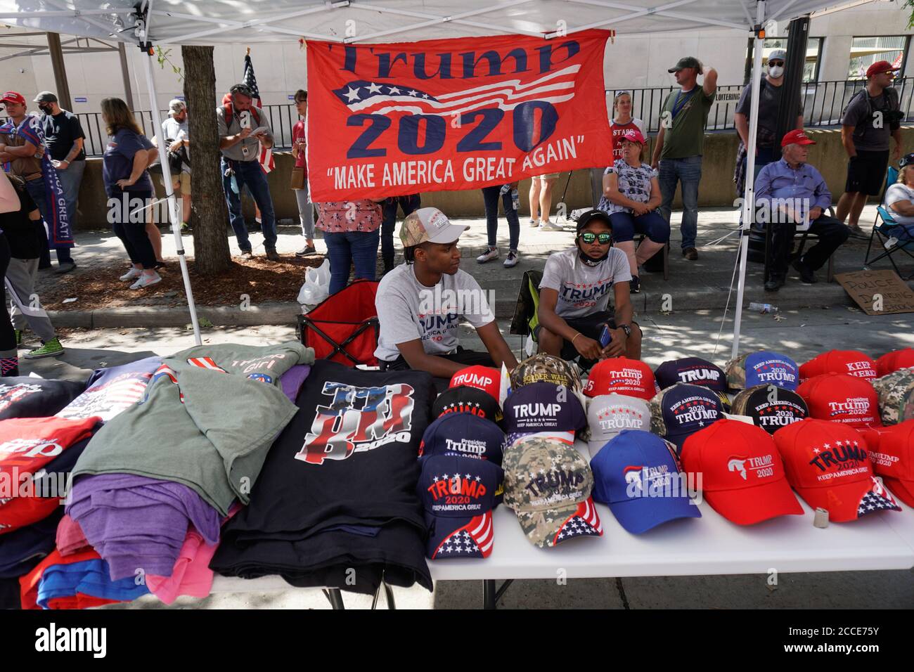 Tulsa, OK, Stati Uniti. I venditori del 20 giugno 2020 vendono abbigliamento Trump prima di un rally del presidente Donald Trump. Foto Stock