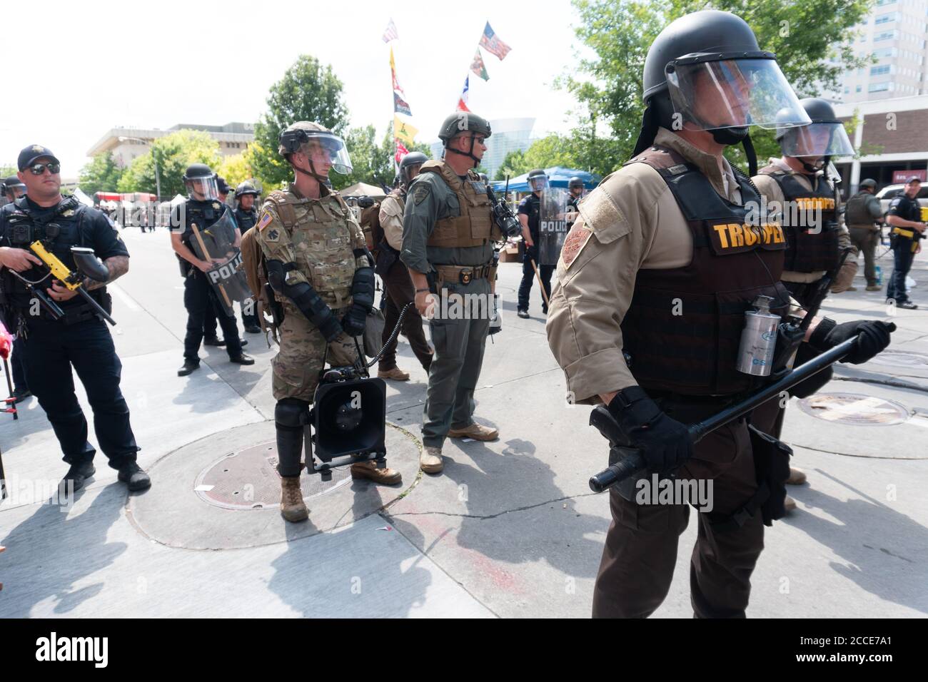 Tulsa, OK, Stati Uniti. 20 Giugno 2020. Gli ufficiali di polizia e la Guardia Nazionale si levano in piedi e bloccano i dimostranti dall'avvicinarsi all'ingresso di un rally del presidente Donald Trump. Foto Stock