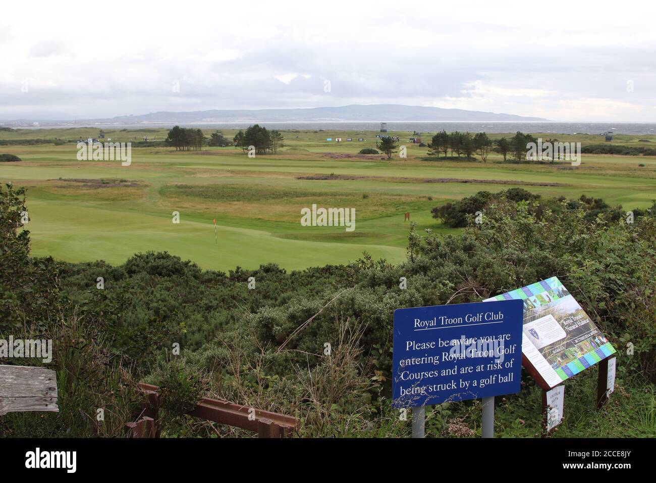 Troon, Ayrshire, Scozia, Regno Unito. 21 agosto 2020. I residenti di Troon non sono contenti di limitazioni al parcheggio e di chiusura dei sentieri all'AIG Womens Open Golf, in quanto il divieto di parcheggio e la chiusura del parcheggio pubblico entrano in vigore. Ma non ci sono spettatori. I residenti si stanno chiedendo perché le chiusure della strada con tutte le restrizioni quando non ci sarà alcun spettatore?" Un residente ha detto: "Sembra essere più o meno lo stesso di quando l'aperto arriva in città con più di 200,000 persone. Credit: Alister Firth/Alamy Live News Foto Stock