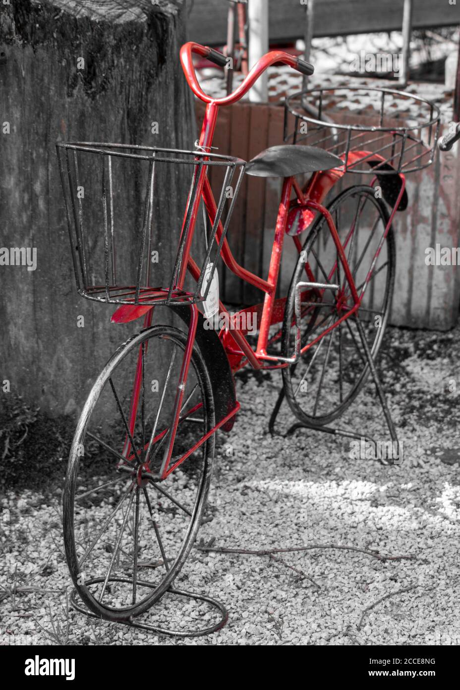 Modello di bicicletta d'epoca in ferro. Giardino decoration.flowerpot stand.Metal opere d'arte. Foto Stock