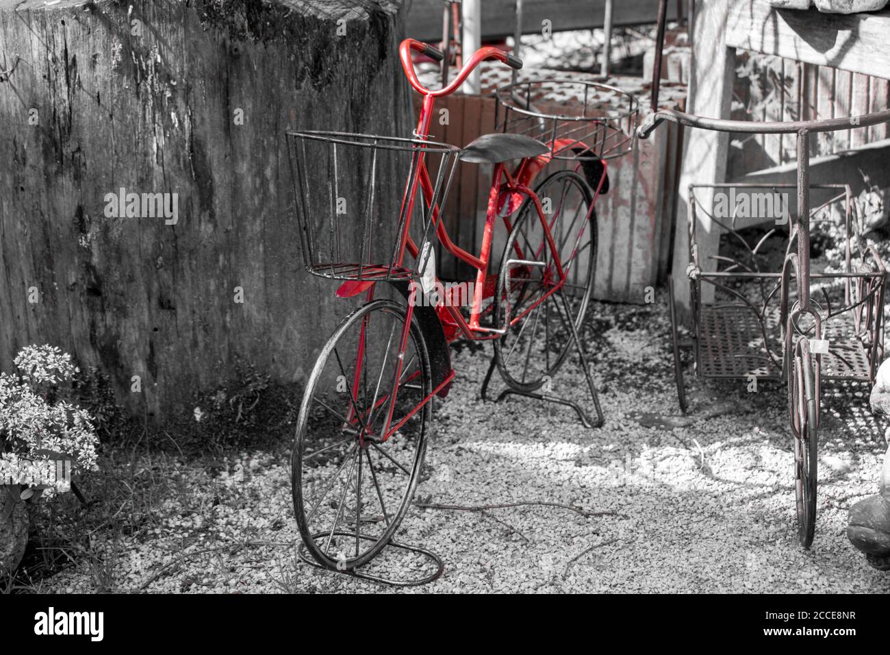 Modello di bicicletta d'epoca in ferro. Giardino decoration.flowerpot stand.Metal opere d'arte. Foto Stock