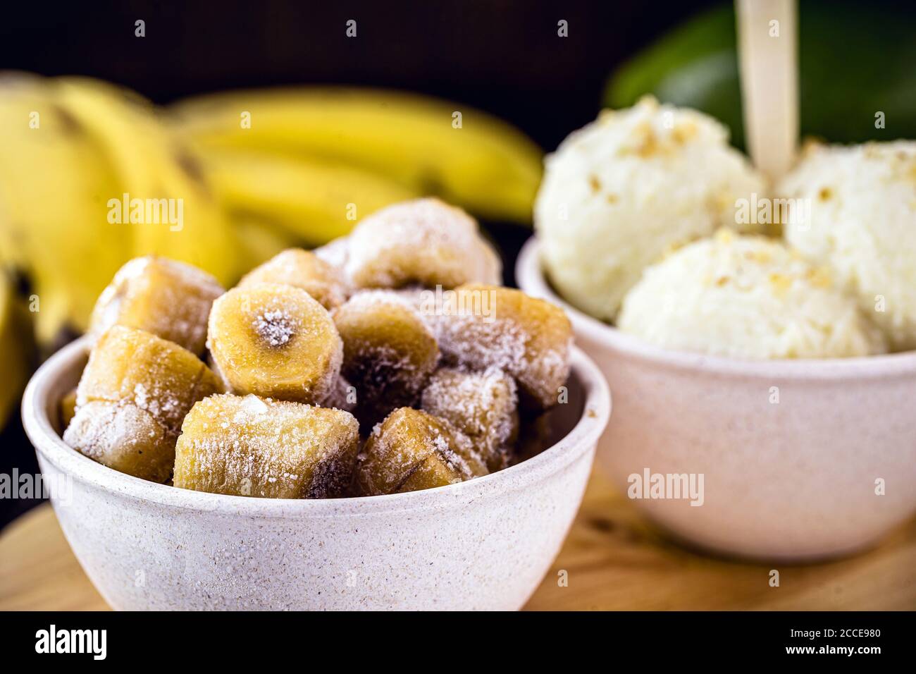 barattolo di banana congelato utilizzato come ingrediente per il gelato alla banana vegana senza aggiunta di zucchero o latticini. Dessert servito in una pentola di plastica biodegradabile. Foto Stock