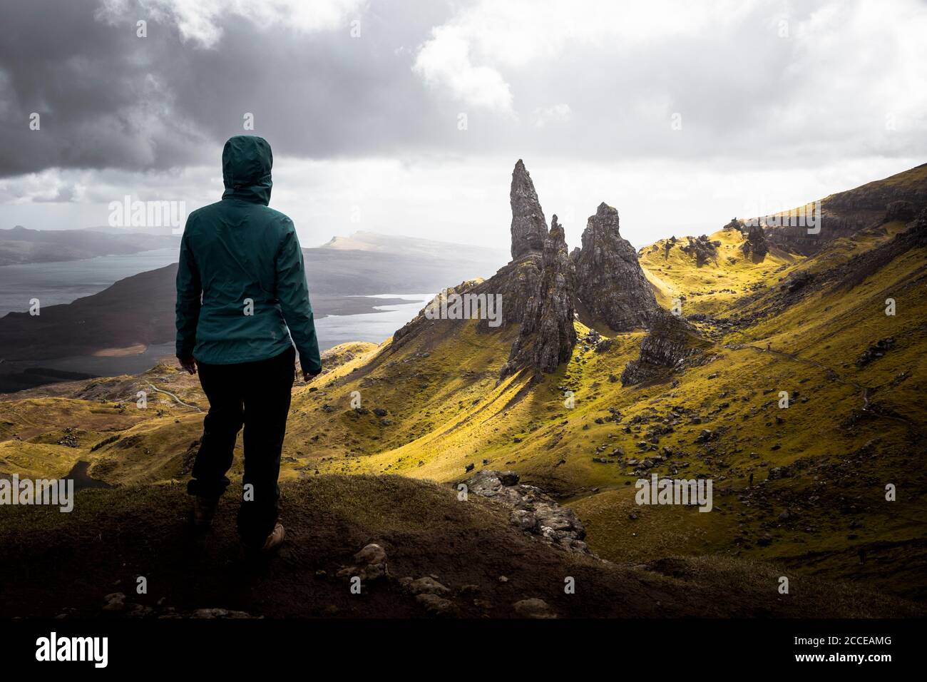 Escursionista che staring a Old Man of Storr, paesaggio sull'isola di Skye in Scozia Foto Stock