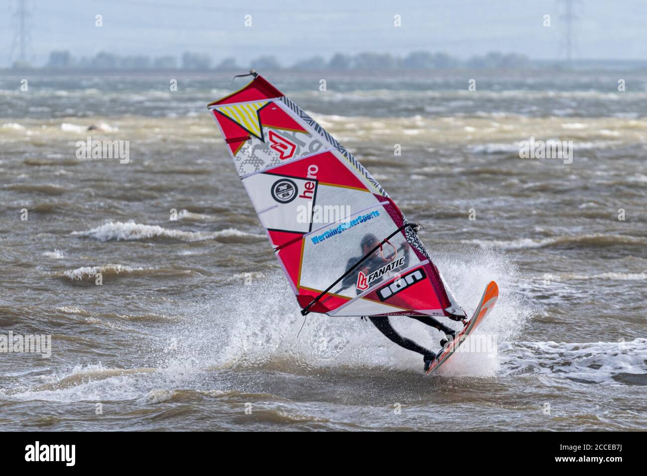 Windsurf, windsurf nell'estuario del Tamigi al largo di Southend sul Mare, Essex, Regno Unito, durante gli alti venti di Storm Ellen. Fanatico Foto Stock