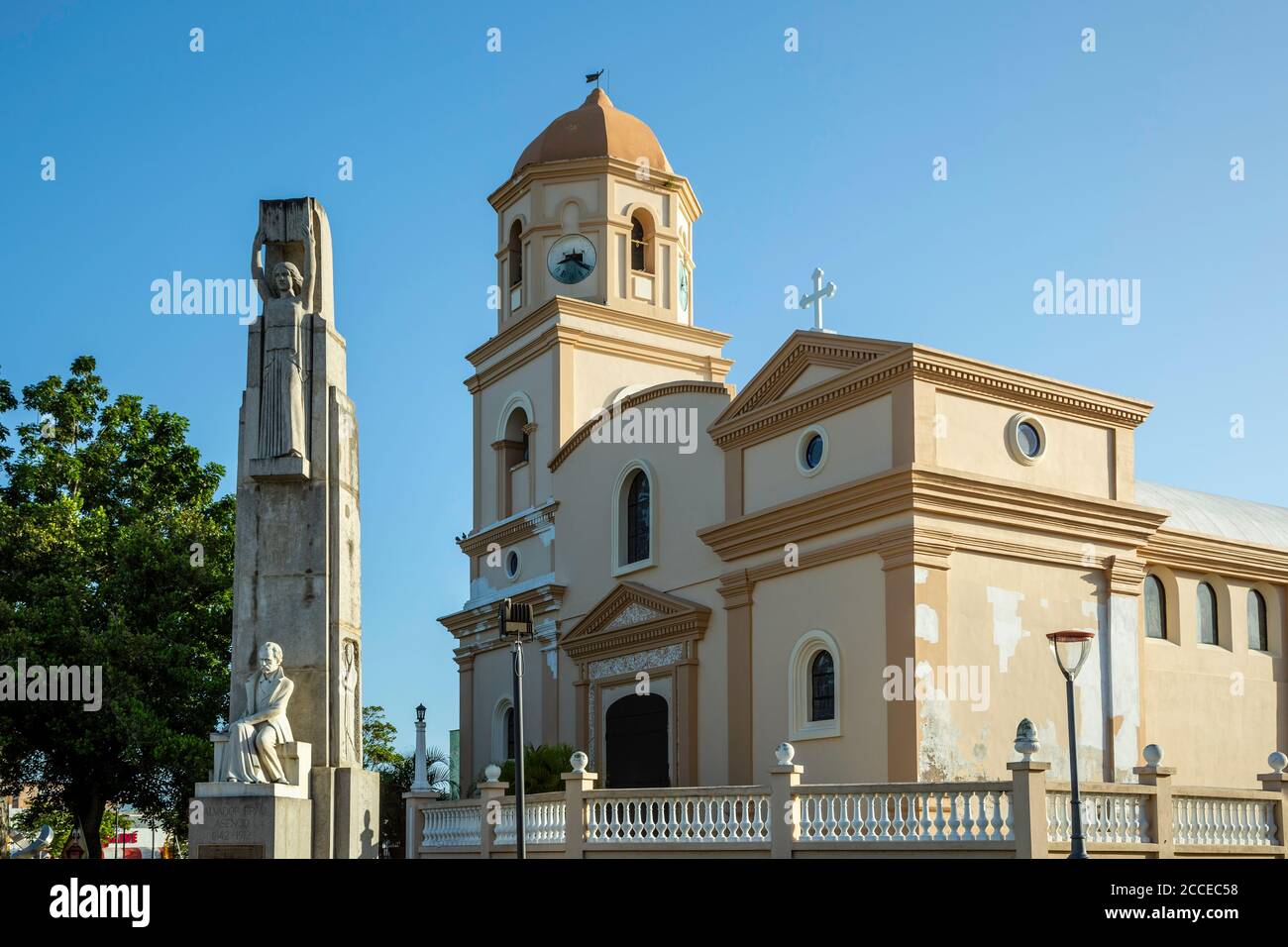 San Michele Arcangelo la Chiesa, con il monumento a Salvador Brau y Asencio sulla sinistra, Cabo Rojo Plaza, Cabo Rojo, Puerto Rico Foto Stock