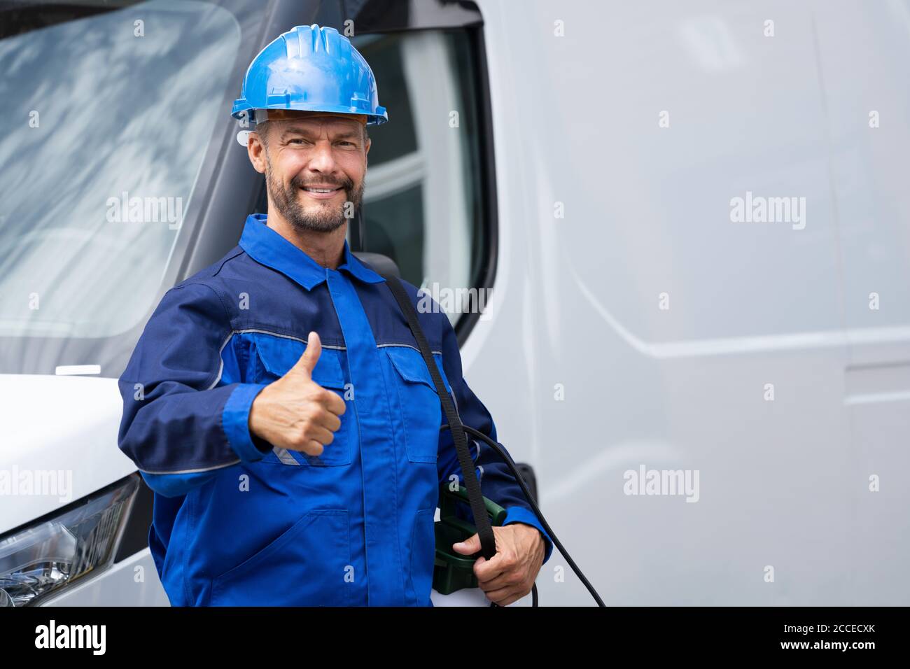 Pest Control Exterminator Service Worker vicino a Van Car Foto Stock