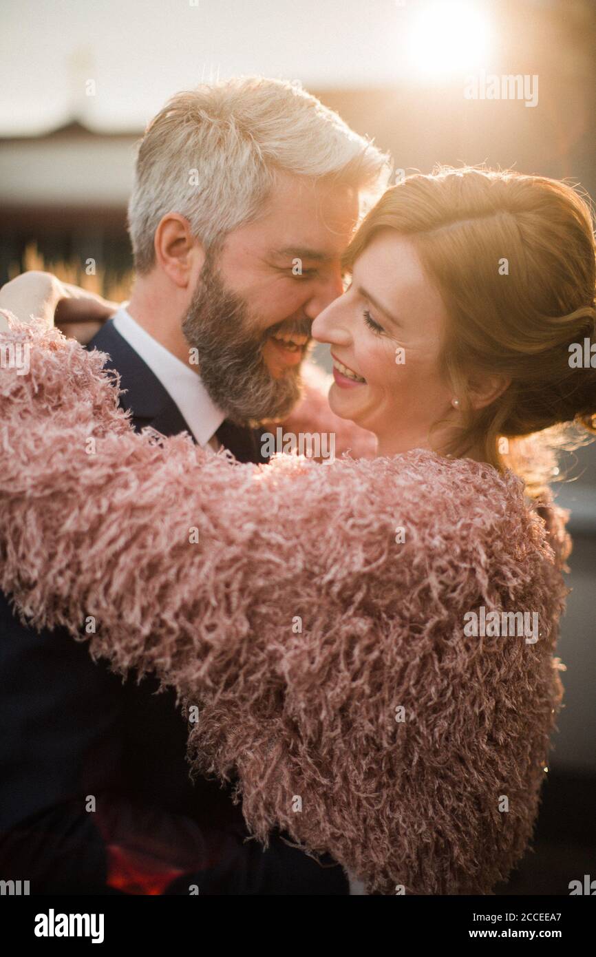 Sposi novelli, innamorati, fuori Foto Stock