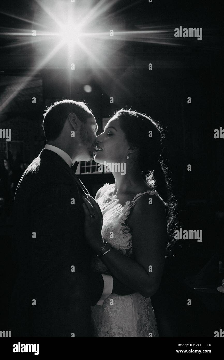 sposi felici Foto Stock