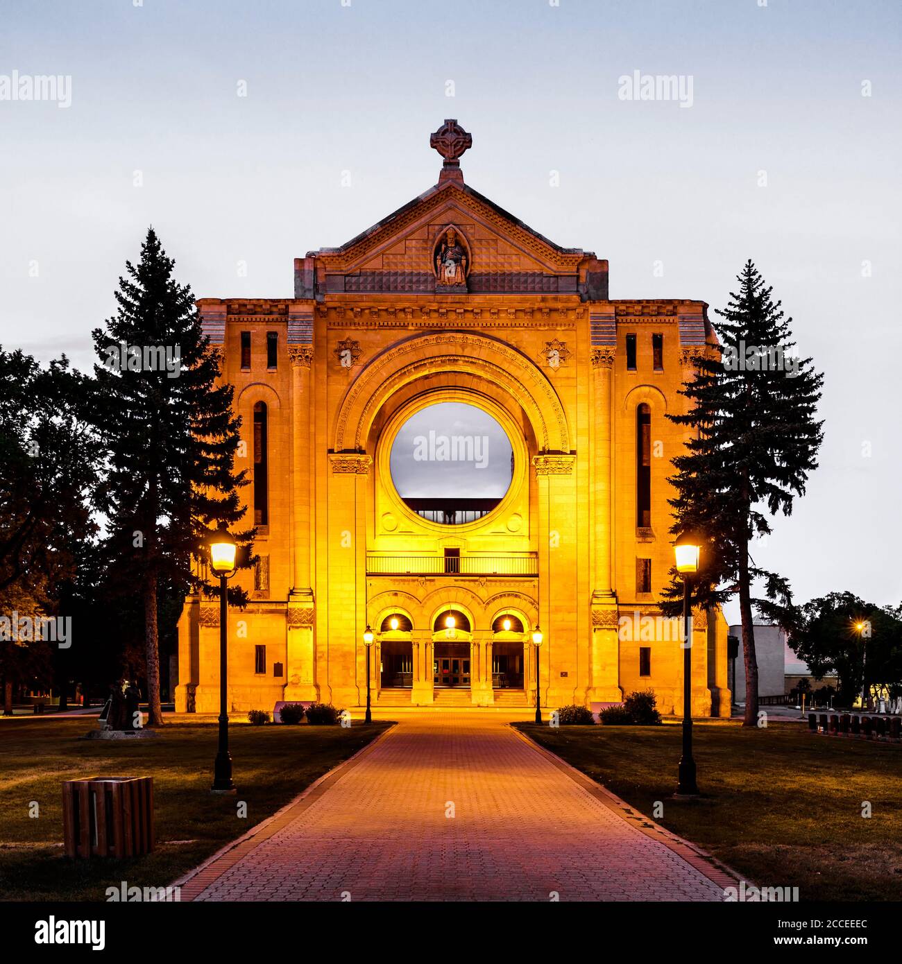 La storica Basilica di San Bonifacio di notte, Winnipeg, Manitoba, Canada. Foto Stock