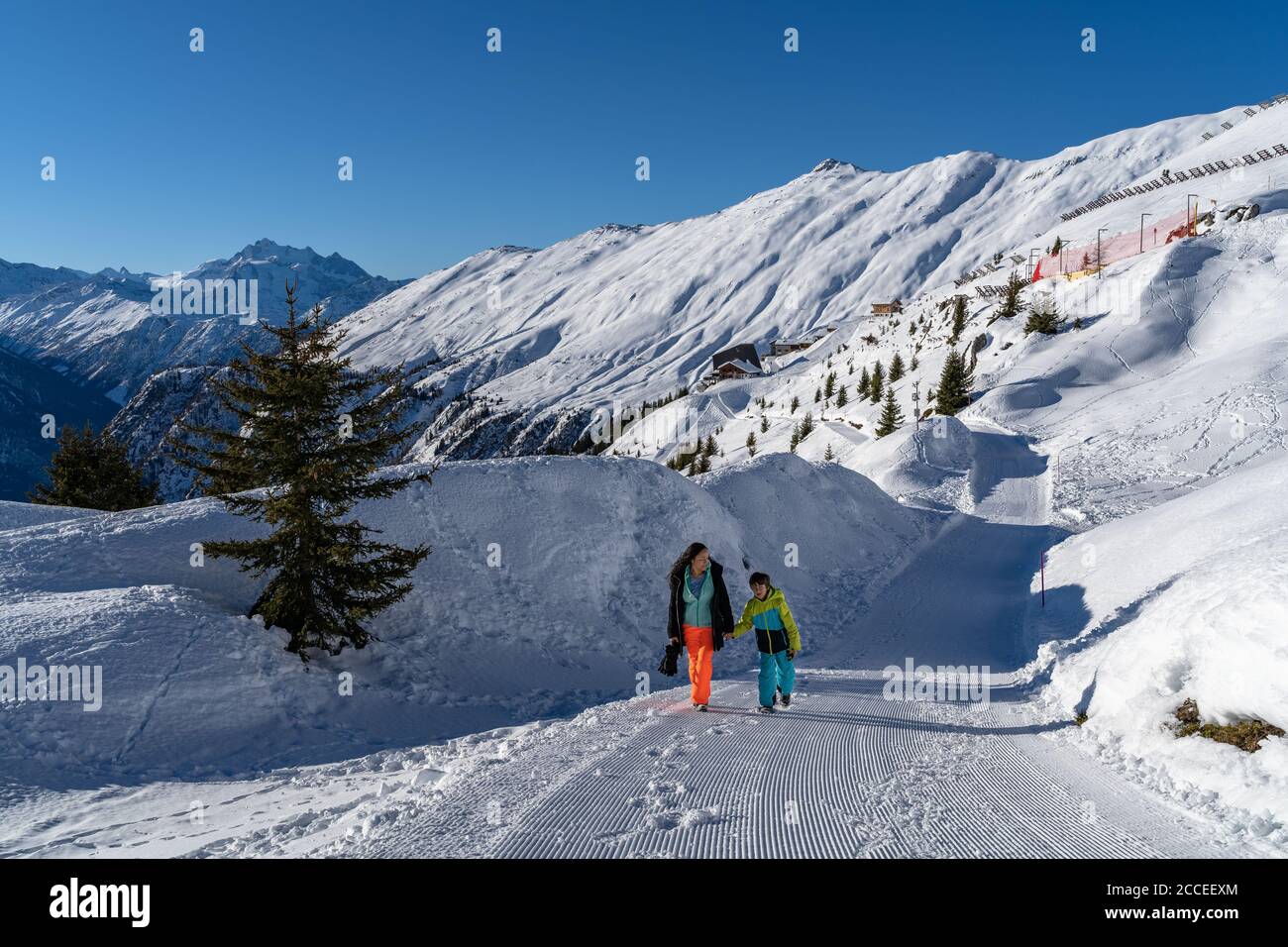 Europa, Svizzera, Vallese, Belalp, madre e figlio sul sentiero invernale da Belalp all'Aletschbord Foto Stock