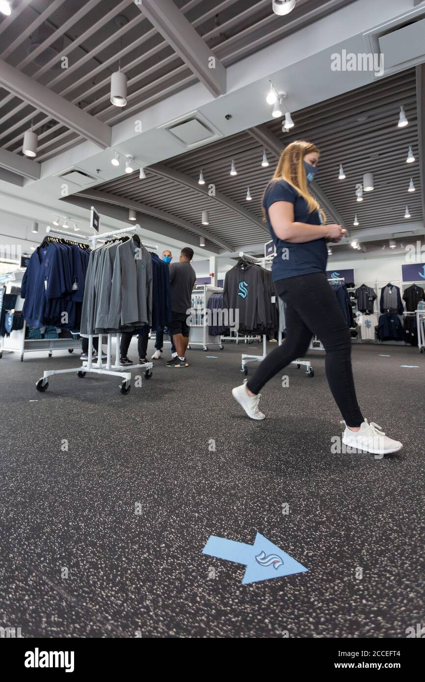Seattle, Washington, Stati Uniti. 21 luglio 2020. Le frecce segnano le corsie di sola andata durante la grande apertura del negozio principale di Seattle Kraken. Il negozio si apre con le precauzioni di sicurezza COVID-19 in vigore, tra cui un requisito per rivestimenti facciali, distanze fisiche e acquisti solo su appuntamento. Credit: Paul Christian Gordon/Alamy Live News Foto Stock