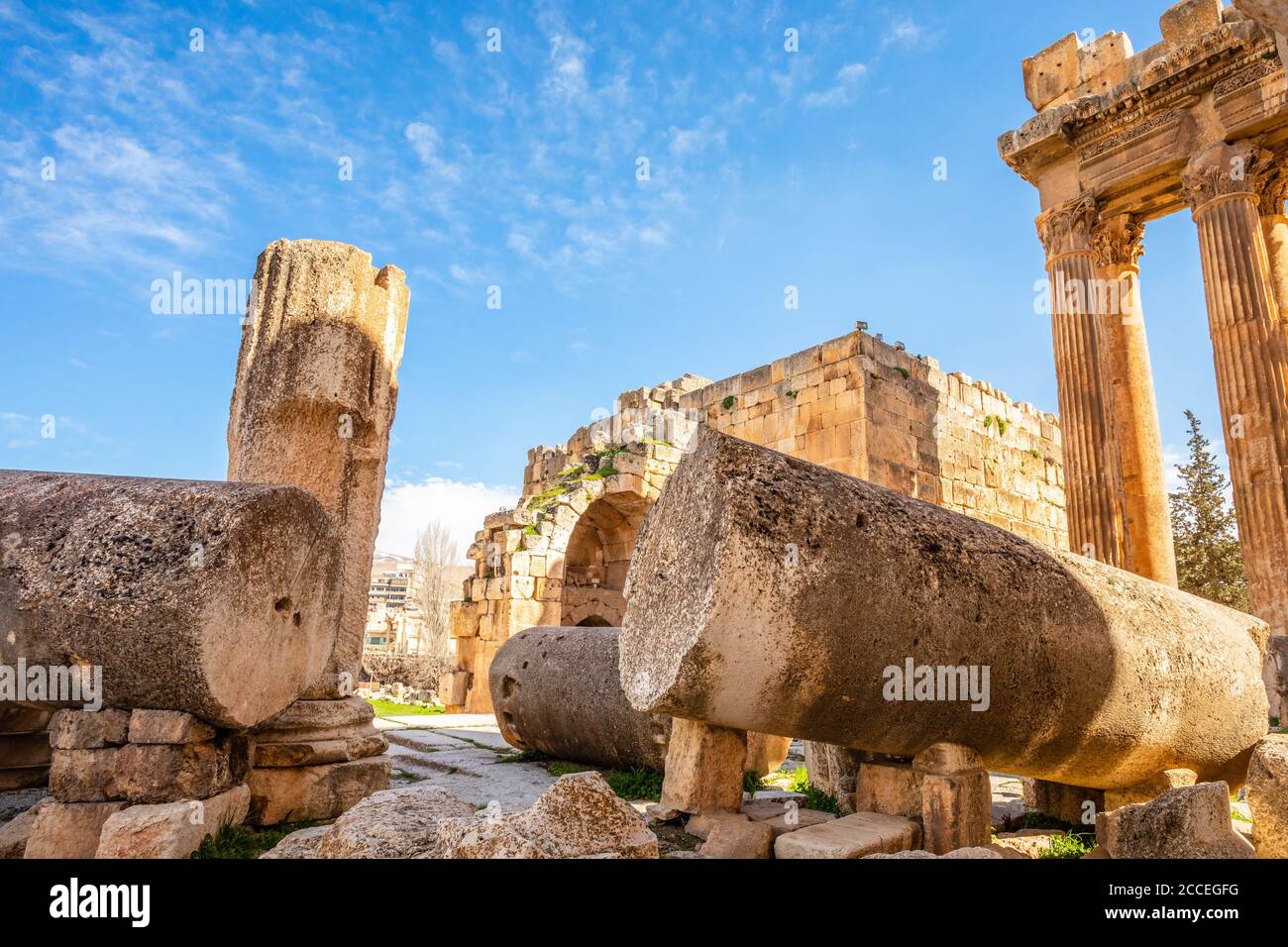 Antiche rovine del tempio di Giove con cielo blu sullo sfondo, Valle di Bekaa, Baalbek, Libano Foto Stock