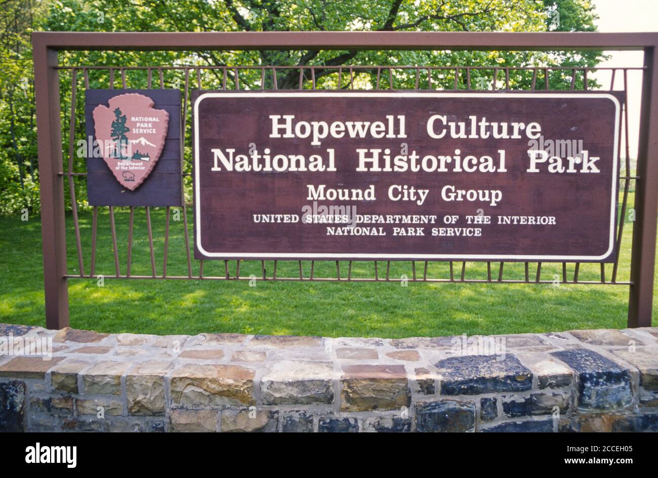 Cartello d'ingresso del Parco storico Nazionale della Cultura di Hopewell, Mound City Group, Chillicothe, Ohio. Foto Stock