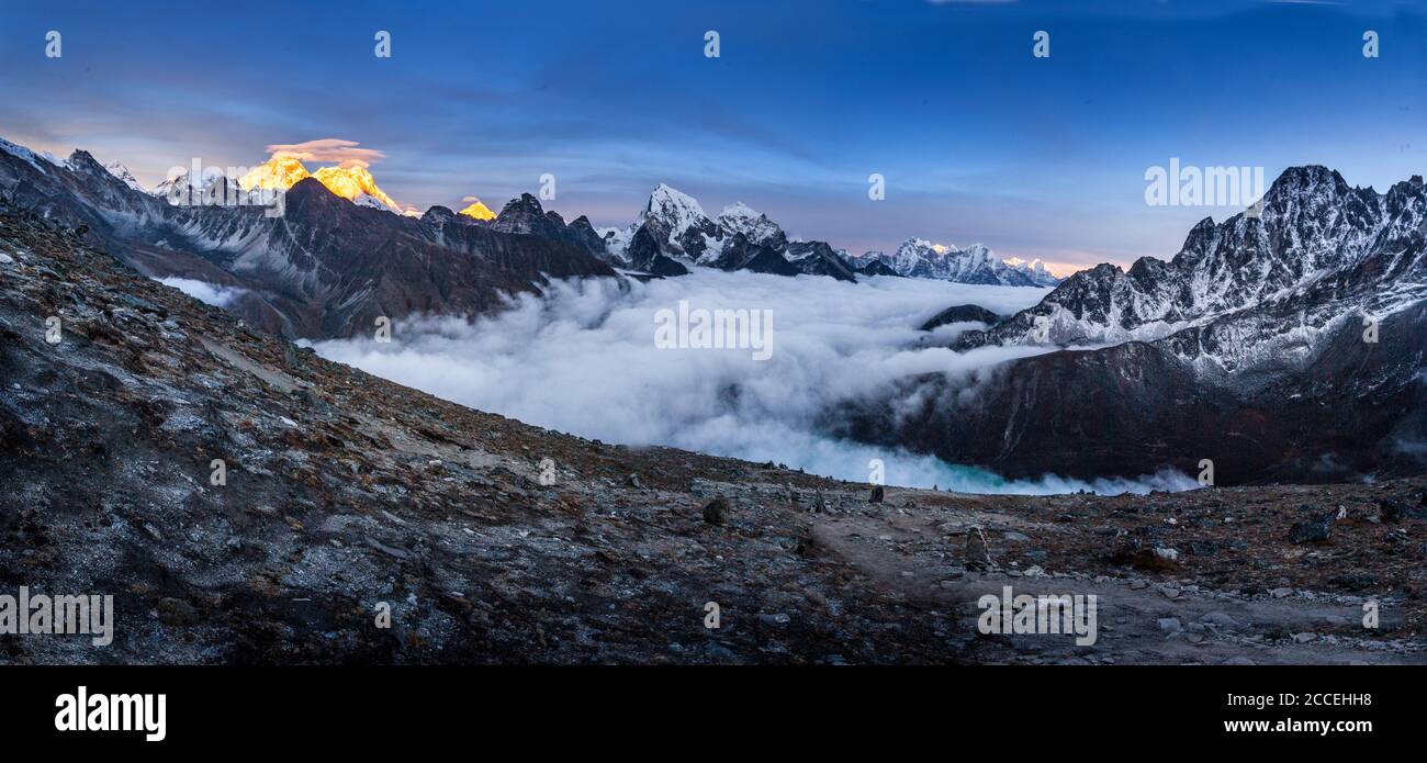 Splendida vista dal monte Gokyo Ri, al tramonto Foto Stock