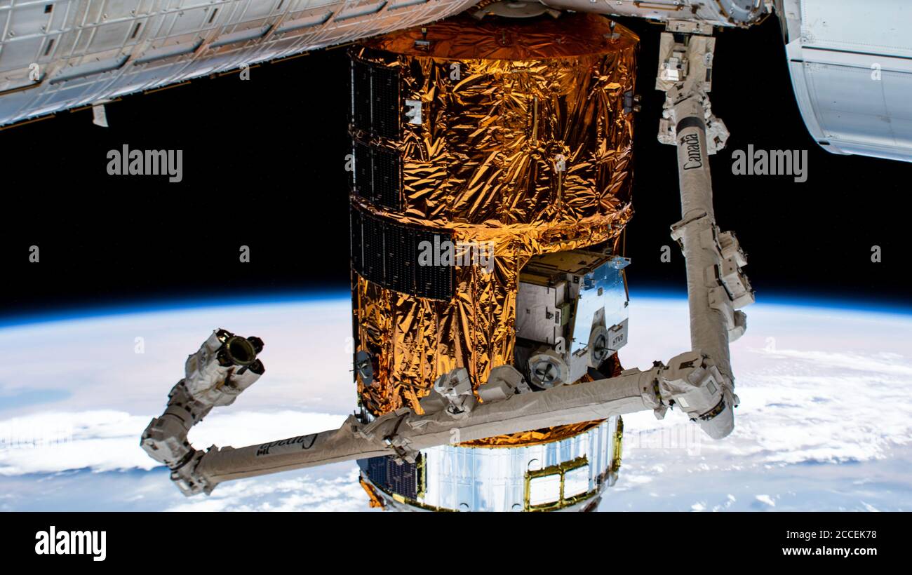 Il Canadarm2, braccio robotico, si prepara a aggrappare e rimuovere il Giappone Aerospace Exploration Agency H-II Transfer Vehicle-9 rifornire la nave dal modulo Harmony della Stazione spaziale Internazionale 14 agosto 2020 a Earth Orbit. Foto Stock