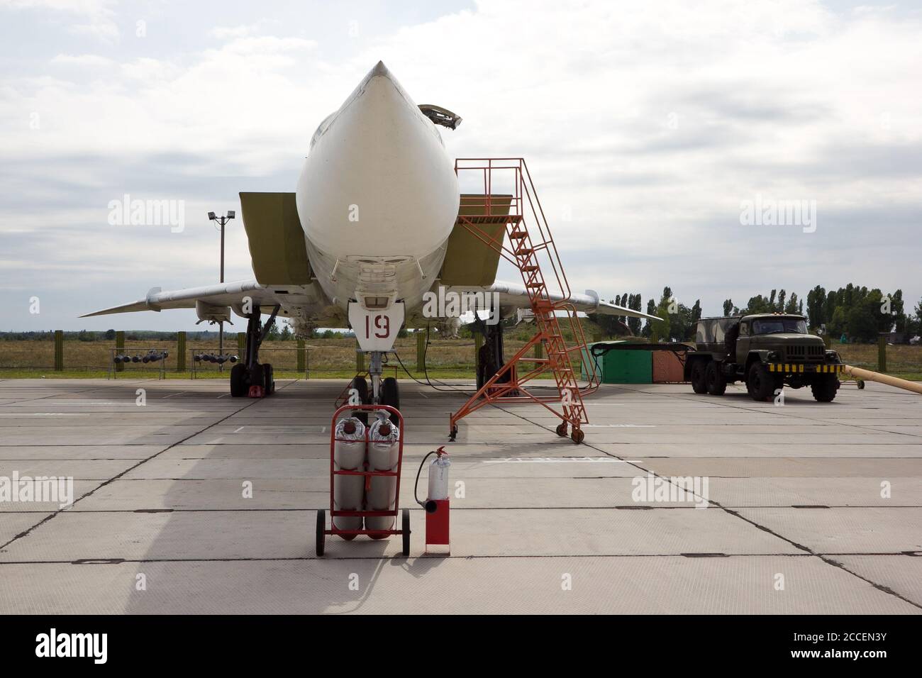 Jet militare in servizio presso il campo aereo Foto Stock