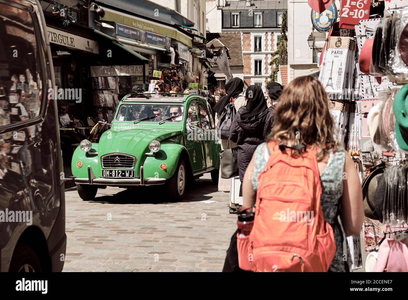 EuropEurope, Francia, Parigi, Montmartre, Sacre Coeur, Old car che guida i turisti attraverso le strade di montmartre, Citroen 2cv, auto verde, Foto Stock