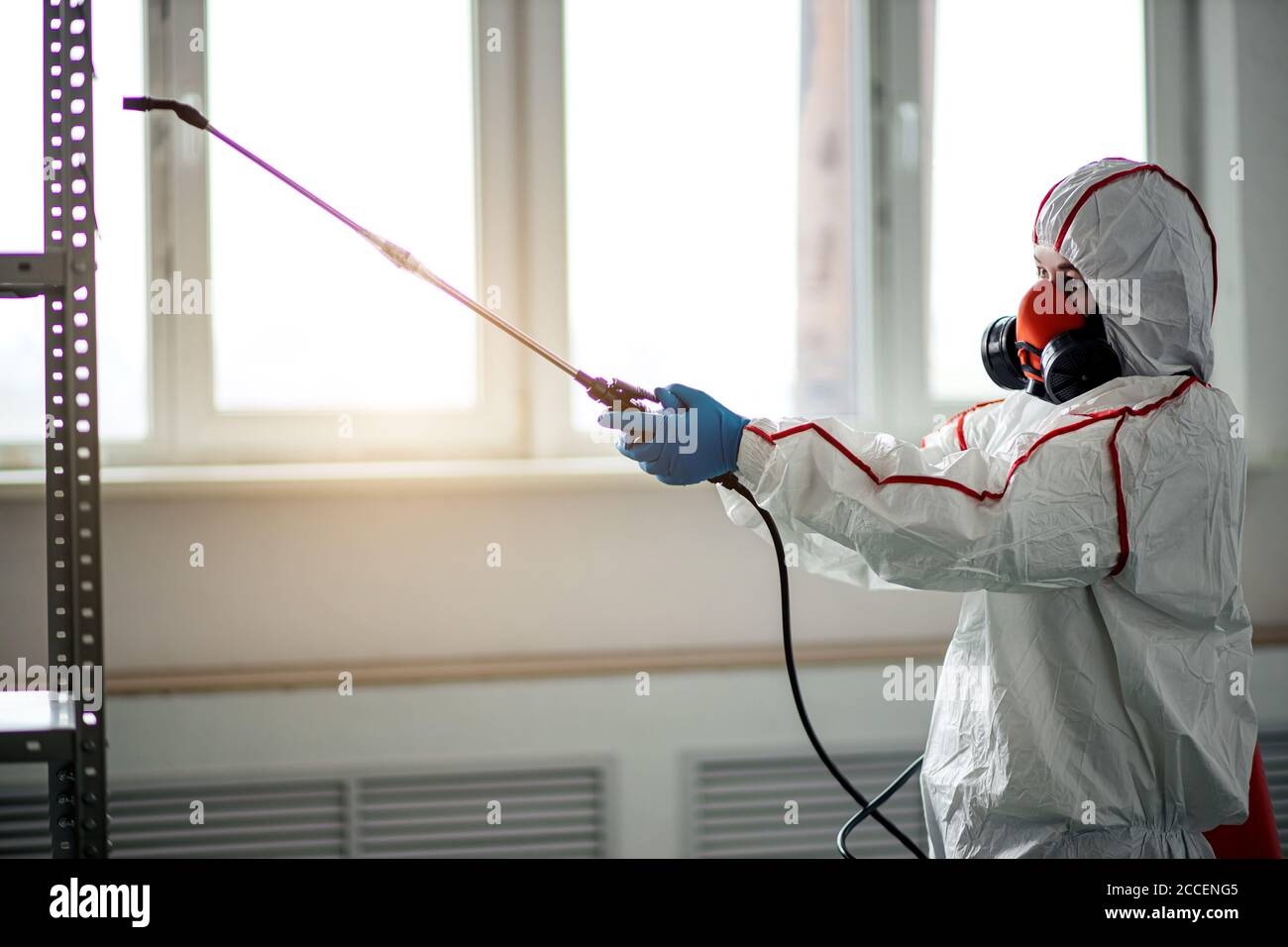 Disinfettanti spray e germi che aderiscono su oggetti sulla superficie e l'area contaminata. Disinfettante maschio prevenire l'infezione Covid-19 virus, corona Foto Stock