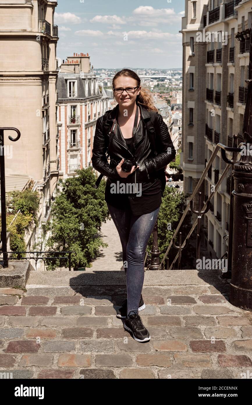Europa, Francia, Parigi, Montmartre, Sacre Coeur, Young Woman pone per la foto di famiglia a Montmartre, Foto Stock