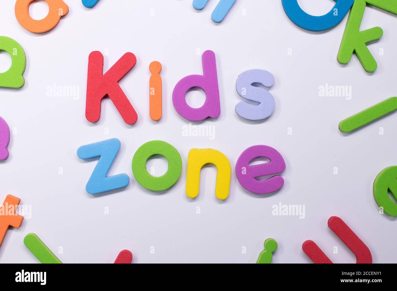 'Kids zone' scritto con spugna colorata Foto Stock