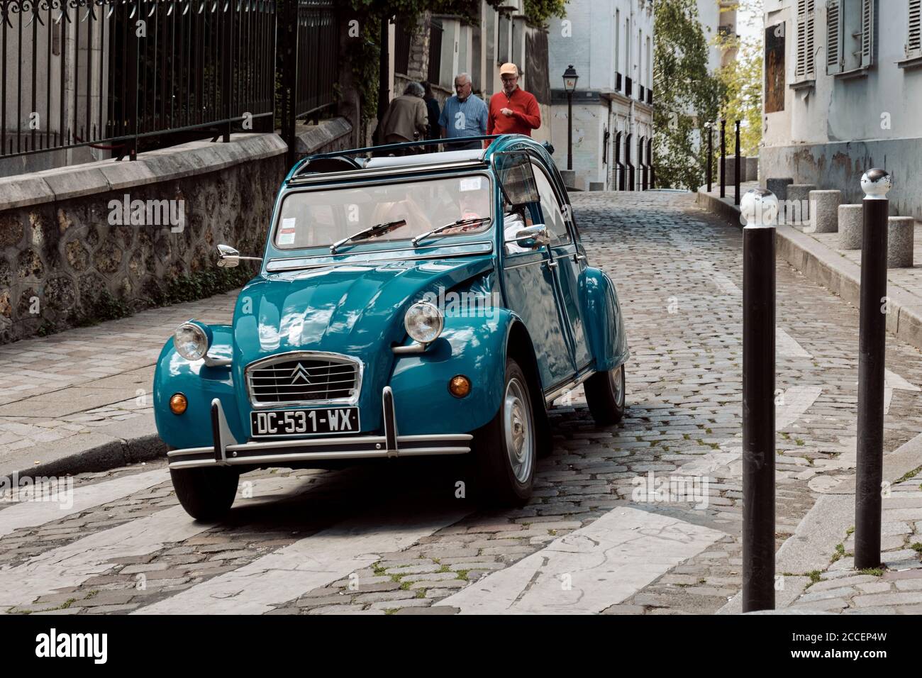 Europa, Francia, Parigi, Montmartre, turisti che guidano la vecchia automobile, citroen, citroen 2cv, Foto Stock