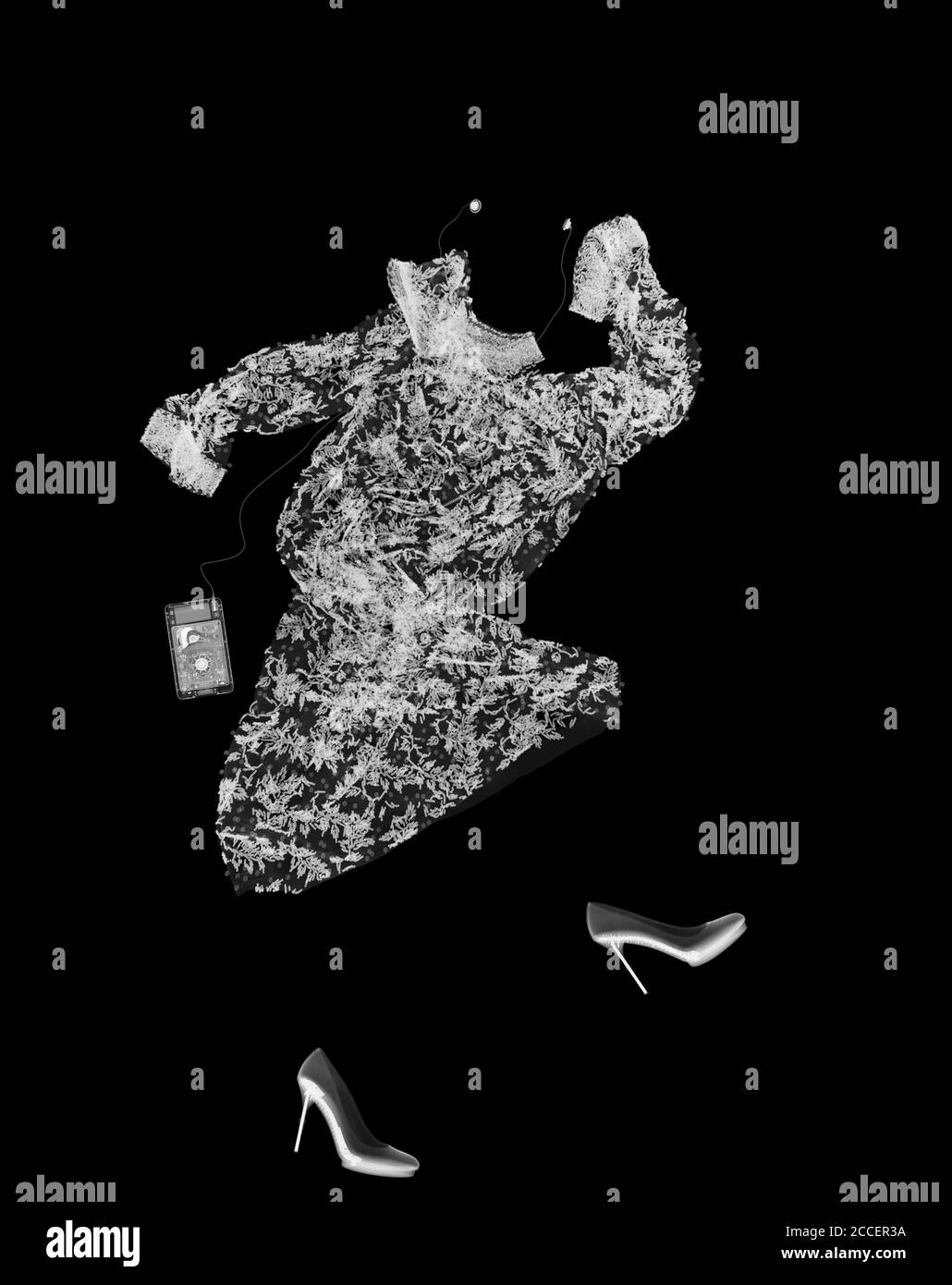 Abito da ballo, scarpe e MP3, raggi X. Foto Stock