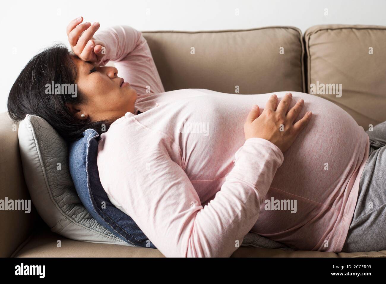 Donna incinta stanca Foto Stock