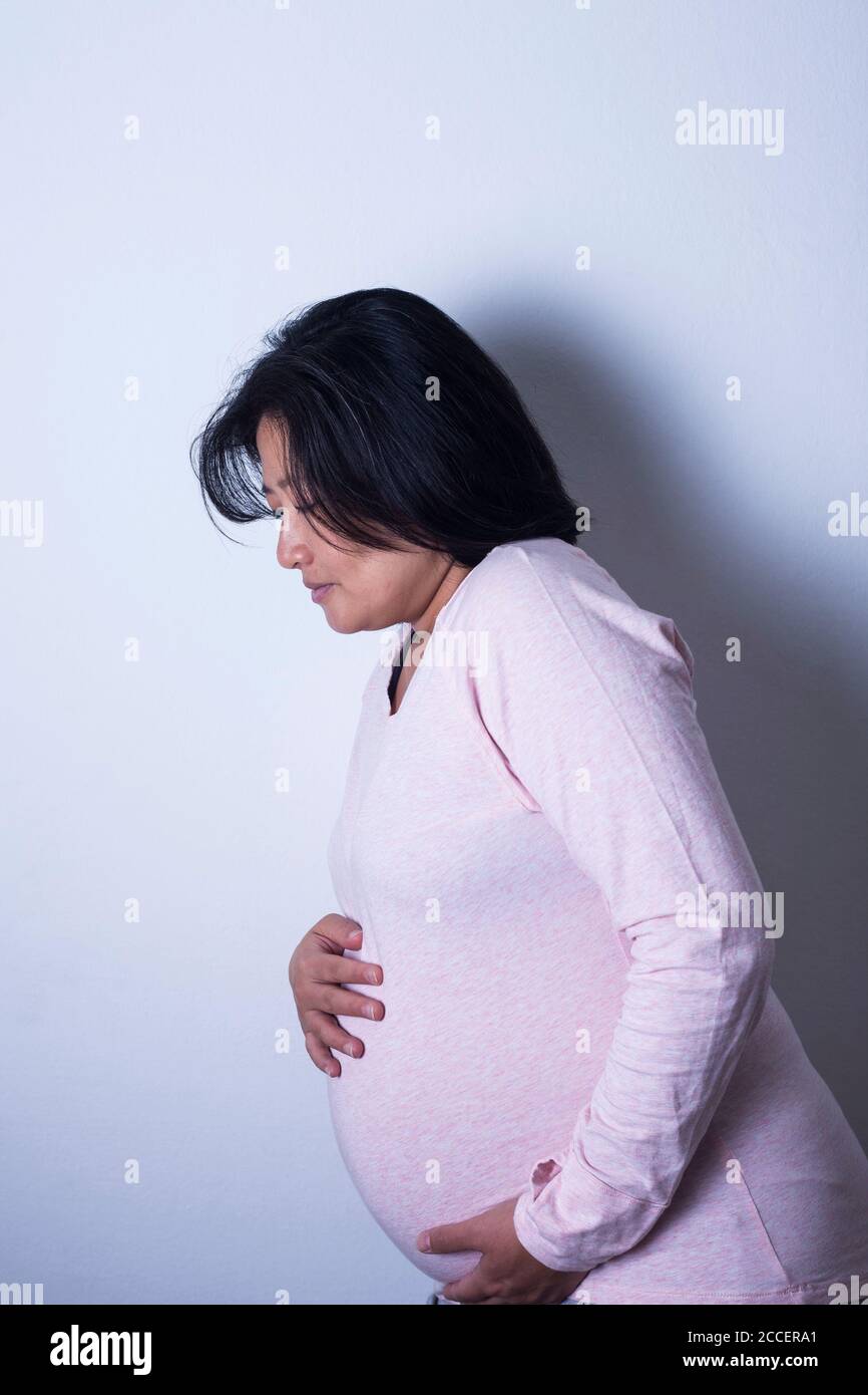 Donna incinta nel dolore Foto Stock