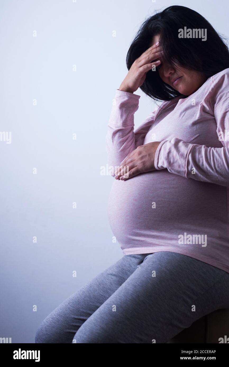 Premuto donna in stato di gravidanza Foto Stock