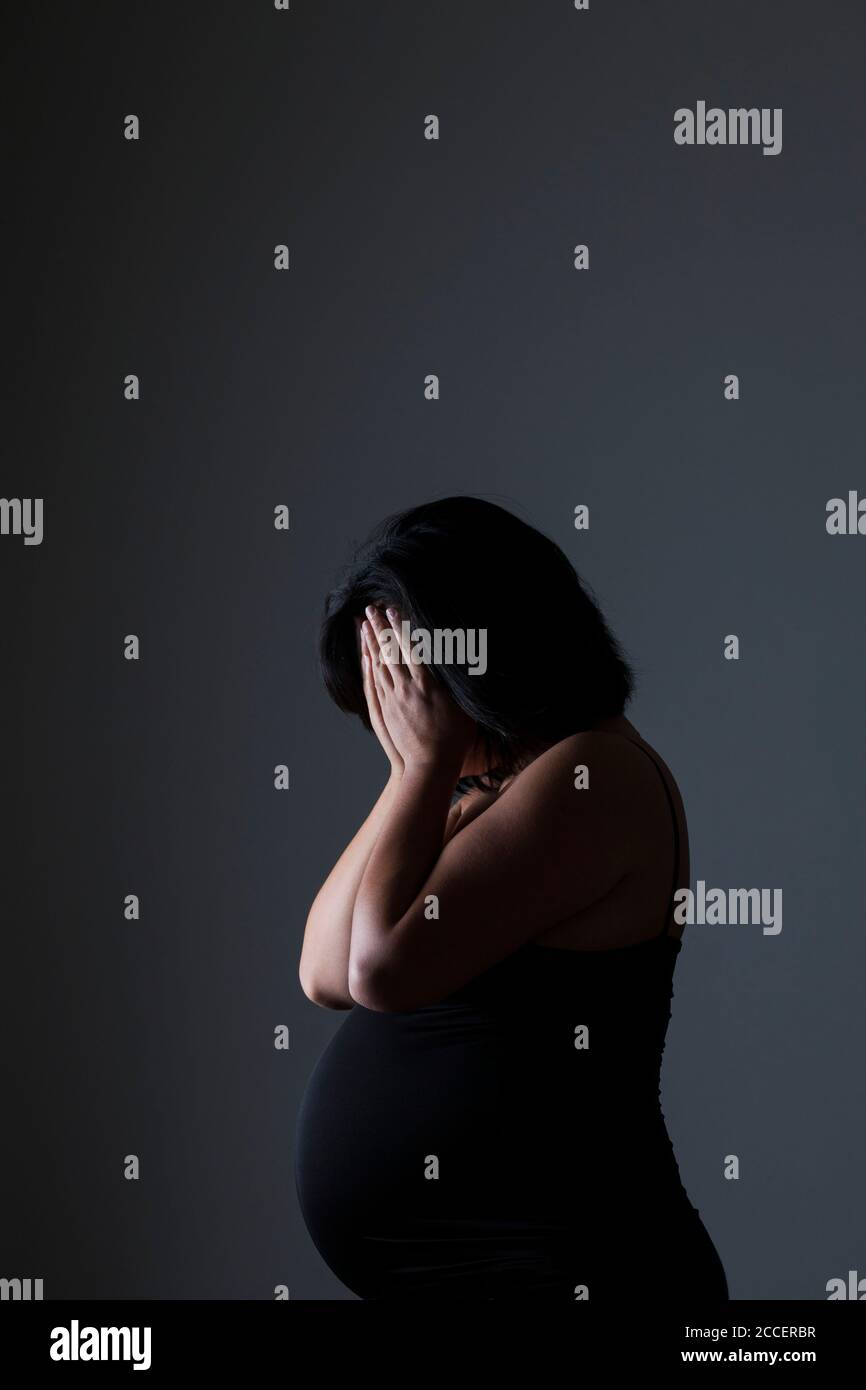 Preoccupato donna in stato di gravidanza Foto Stock