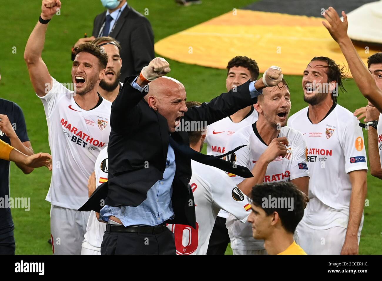 Colonia, Germania. 21 Agosto 2020. Calcio: Europa League, FC Sevilla - Inter Milan, Final-Eight, finale al RheinEnergieStadion. Il direttore sportivo di Siviglia Ramon Rodriguez Verdejo (Monchi) festeggia con la squadra in campo dopo la vittoria. Credit: Federico Gambarini/dpa/Alamy Live News Foto Stock