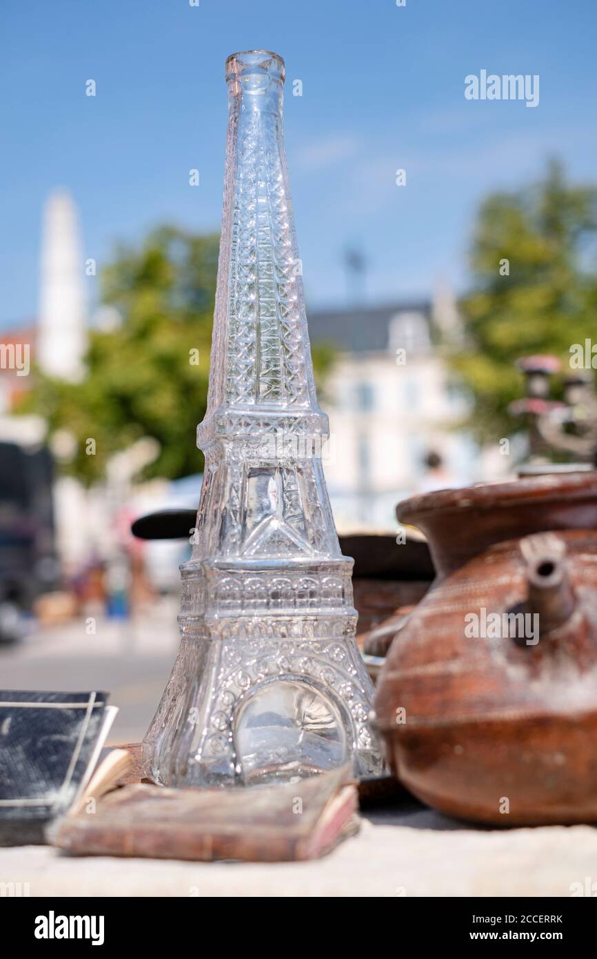 Bottiglia nella forma della Torre Eiffel in un bancarella mercato delle pulci all'aperto Foto Stock