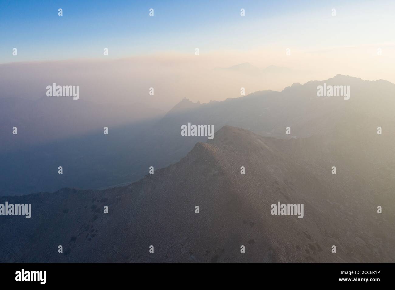 Sunrise saluta le alte vette delle montagne della Sierra Nevada. Queste splendide montagne di granito corrono lungo il confine orientale della California. Foto Stock