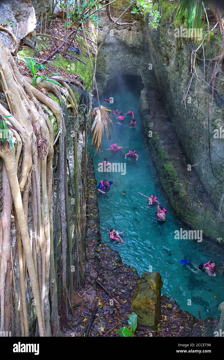 Messico, Quintana Roo, Playa del Carmen Xcaret. Il fiume sotterraneo di nuoto, popolare attrazione a Xcaret. Foto Stock