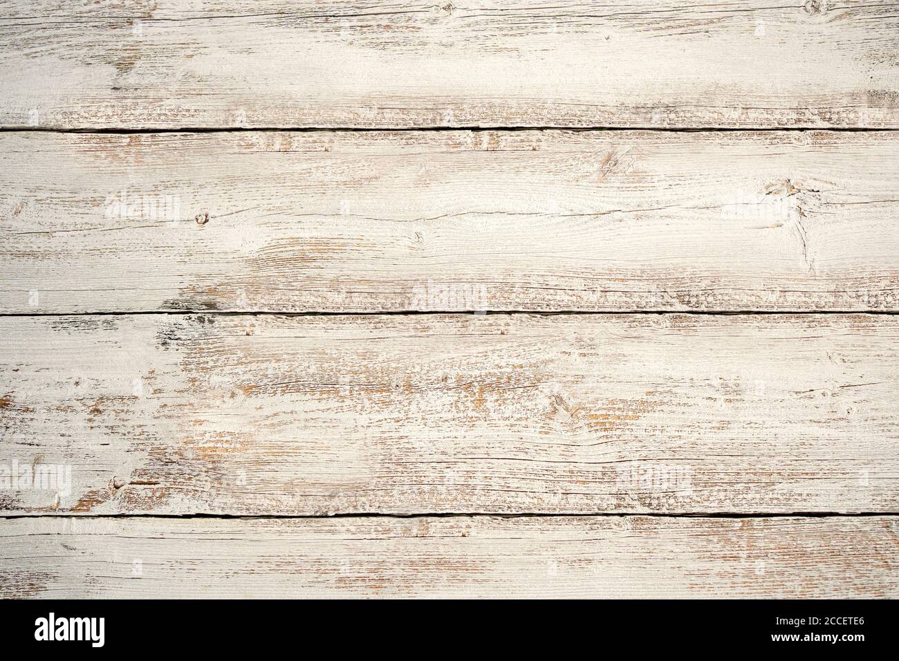 Bianco marrone dipinto tempo lavato verticale legno texture sfondo. Vista dall'alto della superficie del tavolo per sparare in posizione piana. Foto Stock