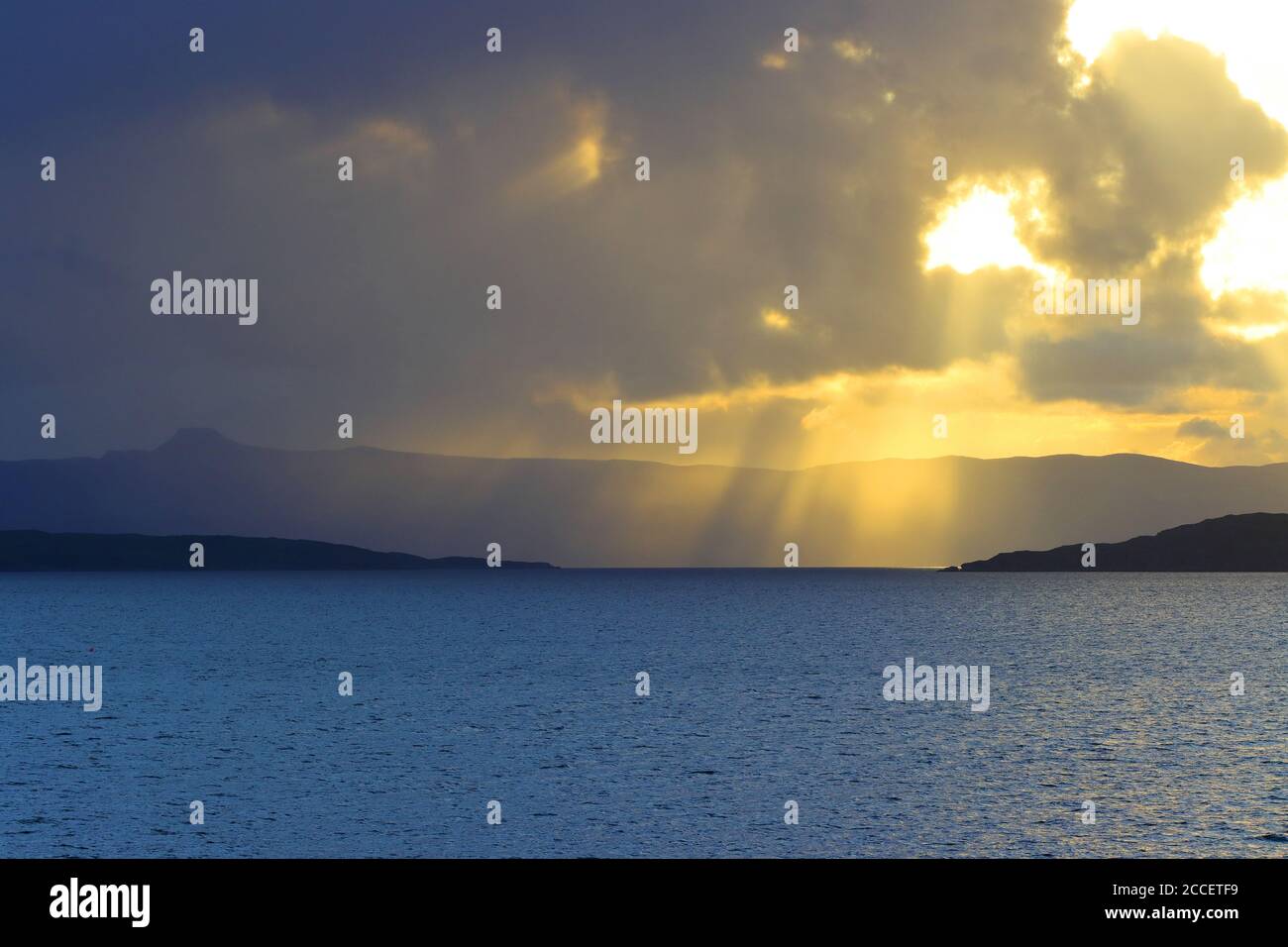 Raggi solari sull'Isola di Rassay e Inner Sound, West Highlands, Scozia, Regno Unito Foto Stock